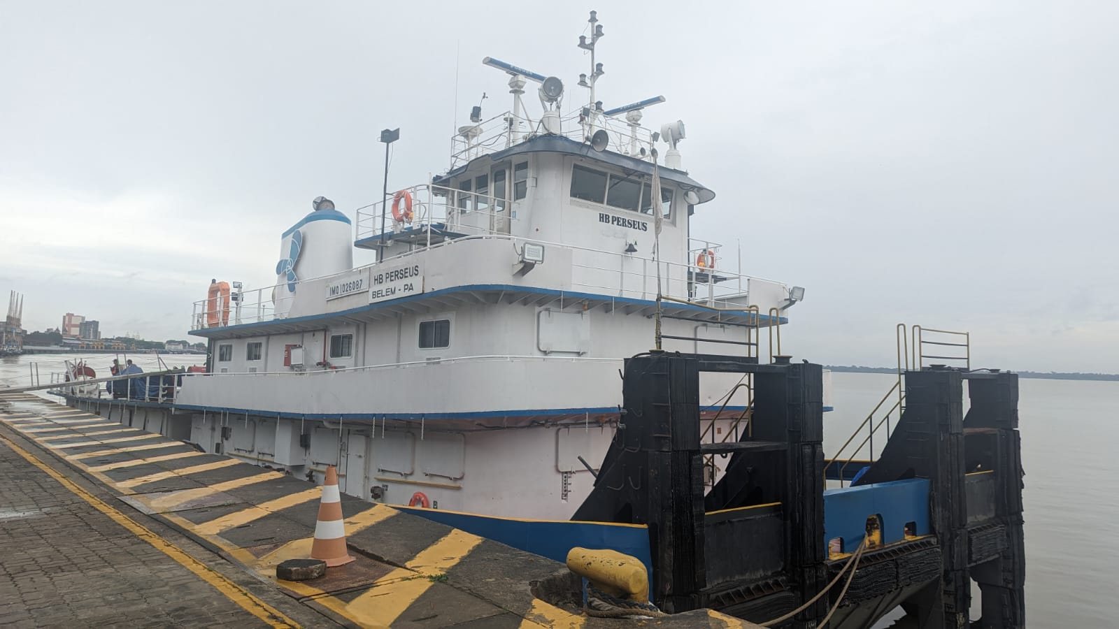Remolcador HB Perseus en muelle